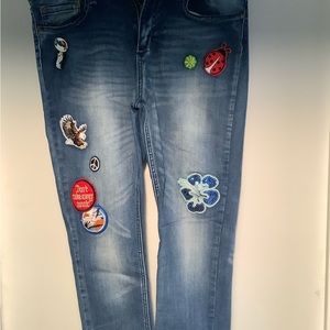Very cute detailed cuffed crop jeans in ladies size 11.